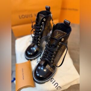🚨SOLD on FB🚨Authentic Louis Vuitton star trail ankle boots